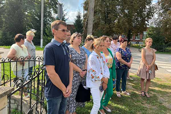 біля хреста памяті учасників Ромоданівського бою біля хреста памяті учасників Ромоданівського бою