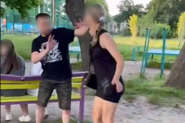 Вдарила дівчину та плюнула на чоловіка