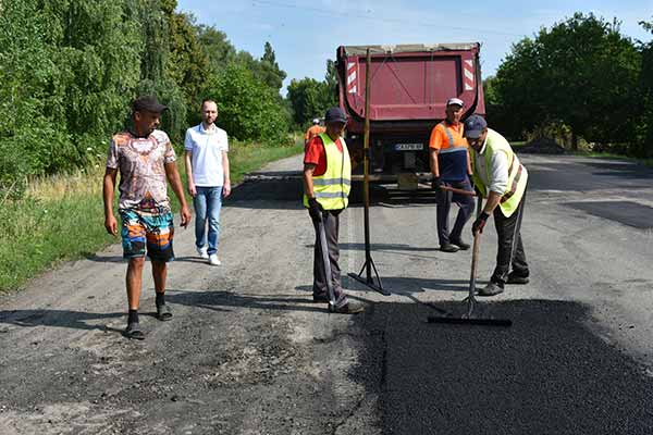 На території Пирятинської громади продовжуються ремонтні роботи доріг