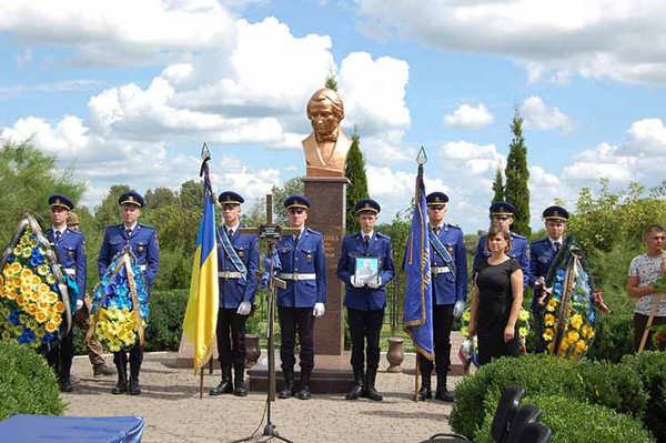 Прощання з Героєм біля могили Євгена Павловича Гребінки Прощання з Героєм біля могили Євгена Павловича Гребінки