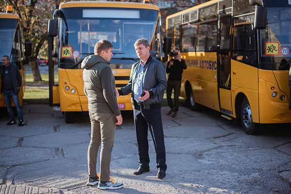 Громадам Полтавщини передали 13 шкільних автобусів Громадам Полтавщини передали 13 шкільних автобусів