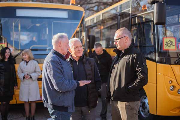 Громадам Полтавщини передали 13 шкільних автобусів