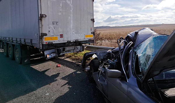 На Полтавщині автомобіль BMW зіткнувся з вантажівкою: є поранений