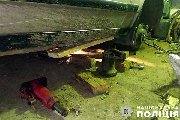 На Полтавщині чоловік загинув під час ремонту автівки