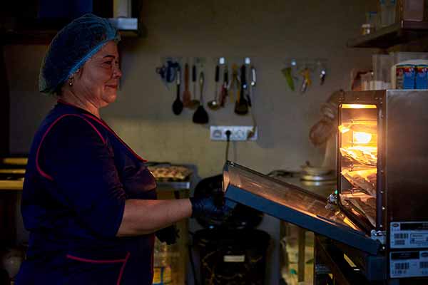 Переселенка відкрила виробництво страв тривалого зберігання