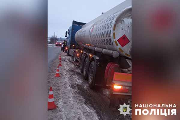 рятувальники визволили вантажівку, що застрягла