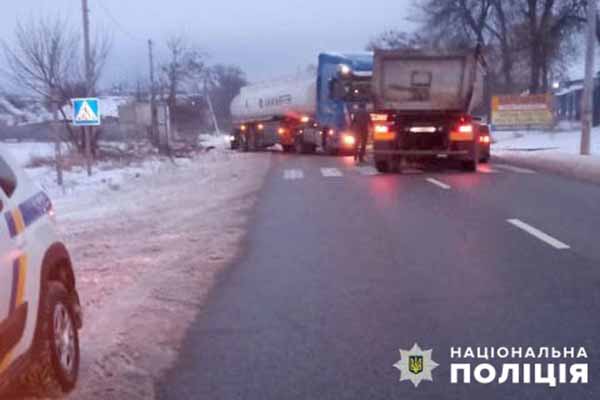 рятувальники визволили вантажівку, що застрягла