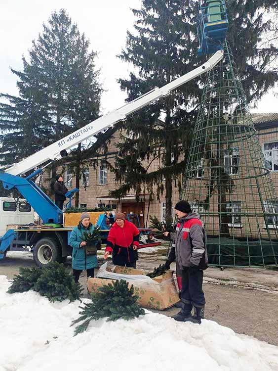 У Пирятині встановили святкову ялинку