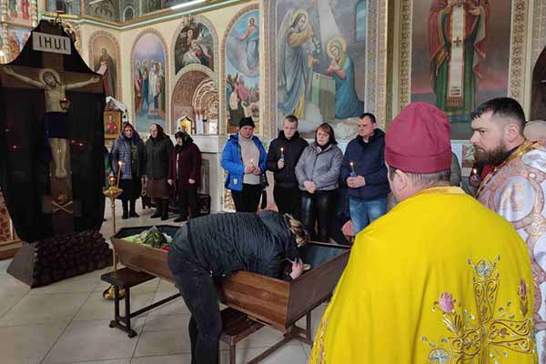 Лохвиччина попрощалася із загиблим у ДТП солдатом Лохвиччина попрощалася із загиблим у ДТП солдатом