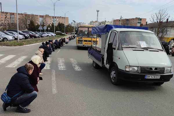 Лохвиччина попрощалася із загиблим у ДТП солдатом Лохвиччина попрощалася із загиблим у ДТП солдатом