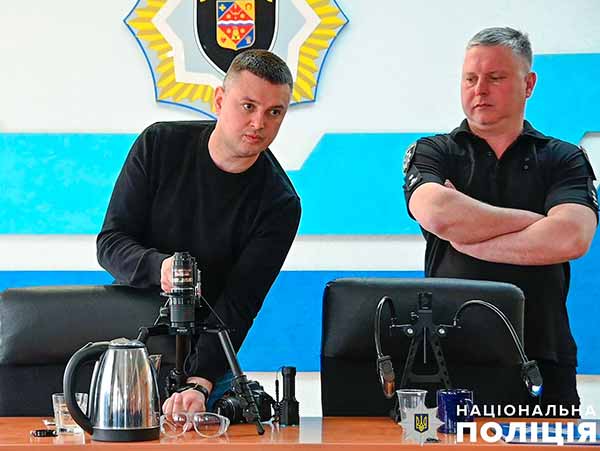 Комплект для пошуку, виявлення та візуалізації прихованих слідів рук