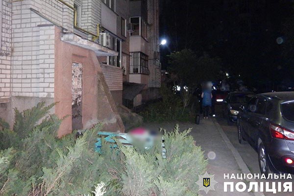 На Полтавщині з вікна багатоповерхівки випала жінка