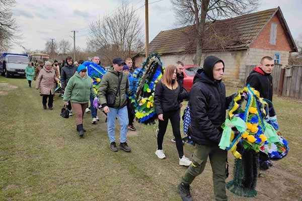 Лохвиччина попрощалася із загиблим у ДТП солдатом Лохвиччина попрощалася із загиблим у ДТП солдатом