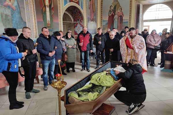 Лохвиччина попрощалася із загиблим у ДТП солдатом Лохвиччина попрощалася із загиблим у ДТП солдатом