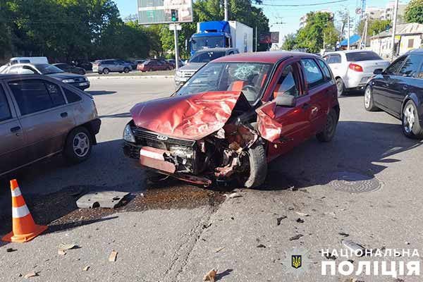 Поліція Полтави встановлює обставини ДТП, в якій травмовано троє осіб