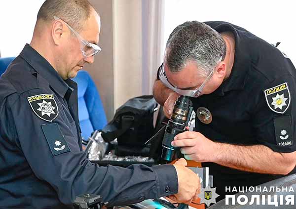 Комплект для пошуку, виявлення та візуалізації прихованих слідів рук