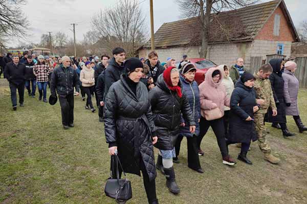 Лохвиччина попрощалася із загиблим у ДТП солдатом Лохвиччина попрощалася із загиблим у ДТП солдатом