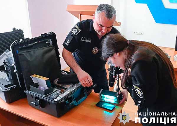 Комплект для пошуку, виявлення та візуалізації прихованих слідів рук