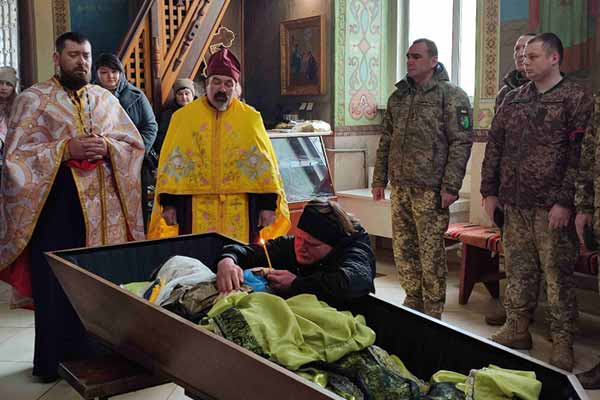 Лохвиччина попрощалася із загиблим у ДТП солдатом Лохвиччина попрощалася із загиблим у ДТП солдатом