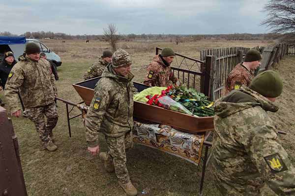 Лохвиччина попрощалася із загиблим у ДТП солдатом Лохвиччина попрощалася із загиблим у ДТП солдатом