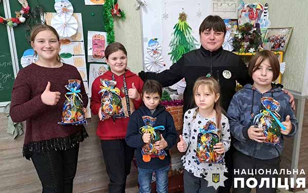 На Полтавщині поліцейські навчали дітей правил безпеки на канікулах На Полтавщині поліцейські навчали дітей правил безпеки на канікулах