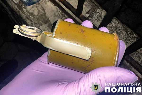  На Полтавщині у 46-річного чоловіка знайшли гранату та запал до неї 