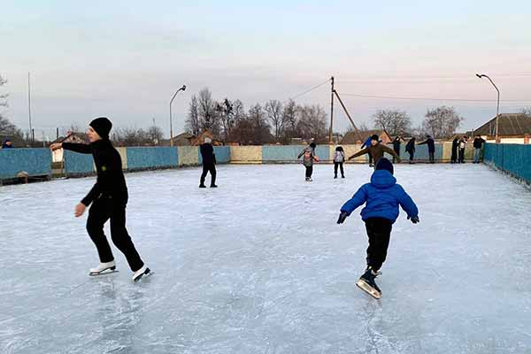 У Пирятині відкрилася ковзанка