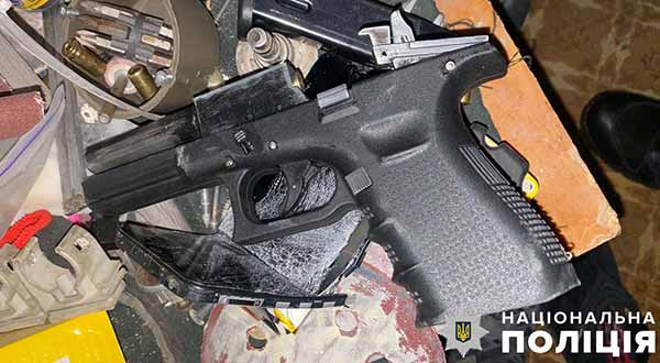 Поліція вилучила пістолет та наркотики у мешканця Полтавщини