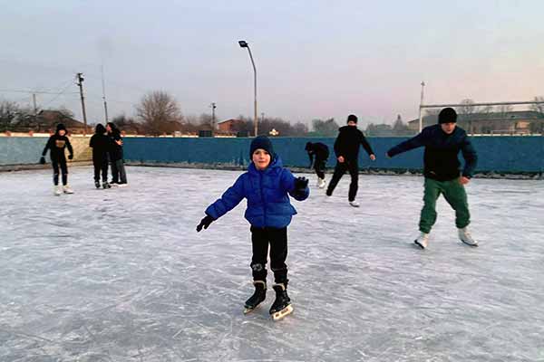 У Пирятині відкрилася ковзанка
