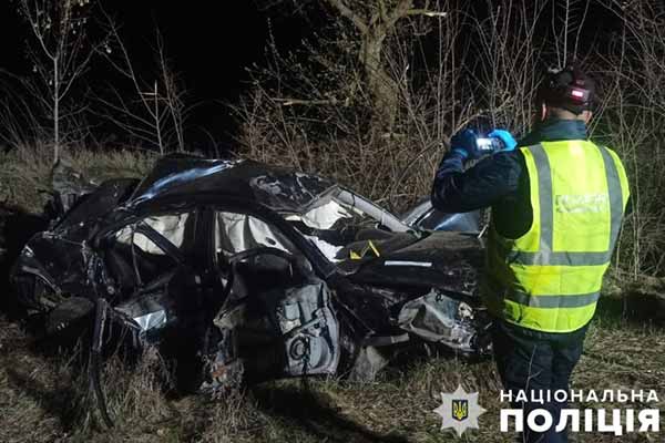 На Полтавщині авто злетіло із дороги: двоє людей загинули