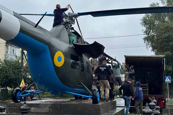 У Полтаві демонтували з постаменту вертоліт Мі-2