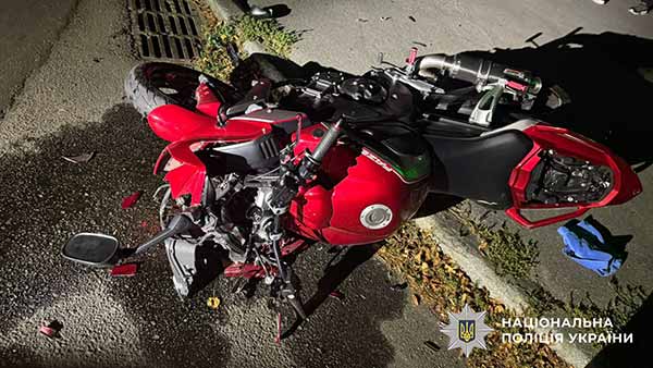 У Полтаві зіткнулися позашляховик та мотоцикл: його водій у лікарні