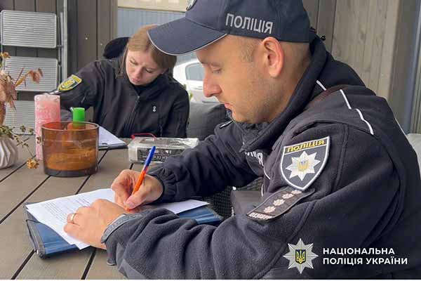 Слідчі документують наслідки ворожого обстрілу Слідчі документують наслідки ворожого обстрілу