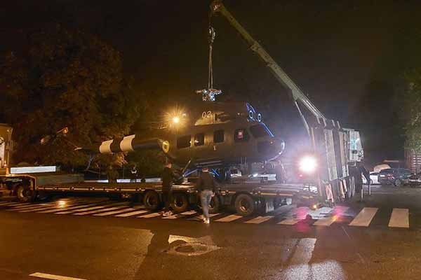 У Полтаві демонтували з постаменту вертоліт Мі-2