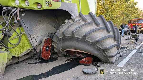 На Пирятинщині травмувався водій кросовера, який зіткнувся з комбайном