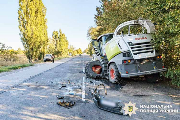 На Пирятинщині травмувався водій кросовера, який зіткнувся з комбайном