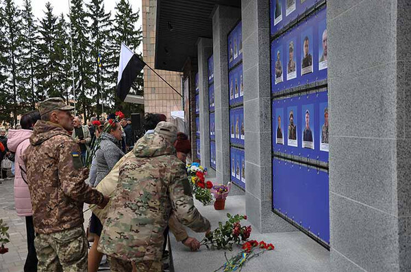 У Гребінці відкрили Меморіал «Пам’яті та Нескорених»