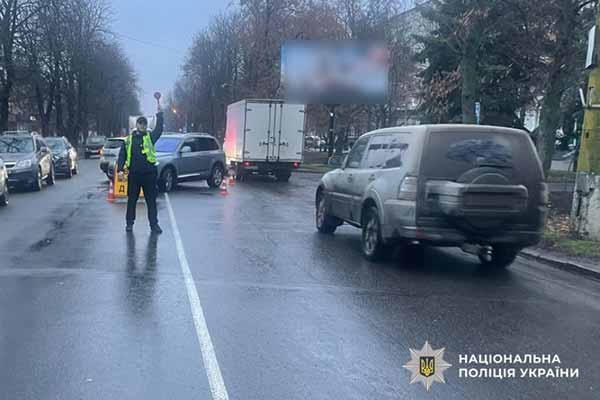 позашляховик та поліцейська машина посеред проїзної частини дороги