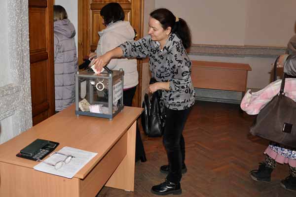 У Гребінці вшанували мужність воїнів та незламність волонтерів