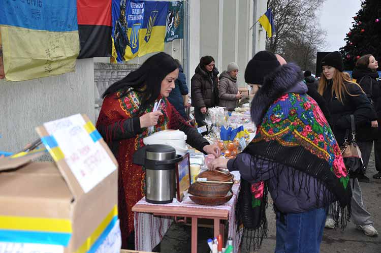 У Гребінці відбувся благодійний ярмарок на підтримку ЗСУ ...