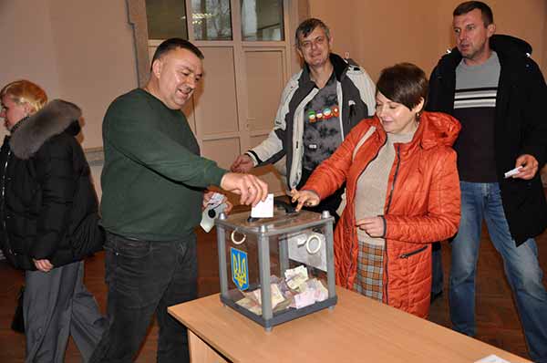 У Гребінці вшанували мужність воїнів та незламність волонтерів