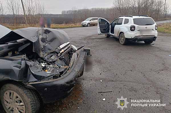 Пошкоджені авто на перехресті дороги