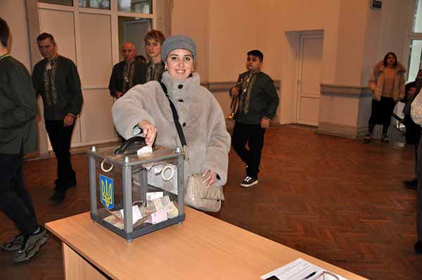 У Гребінці вшанували мужність воїнів та незламність волонтерів