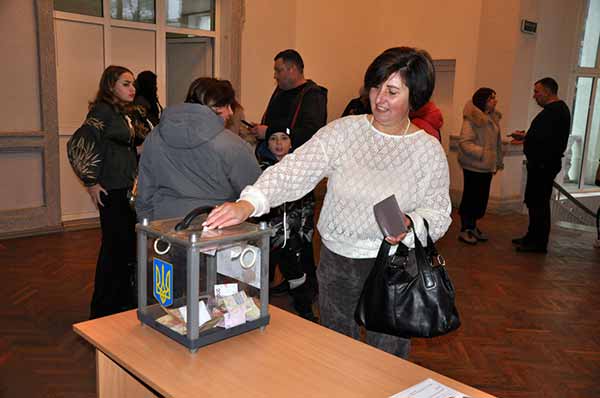 У Гребінці вшанували мужність воїнів та незламність волонтерів