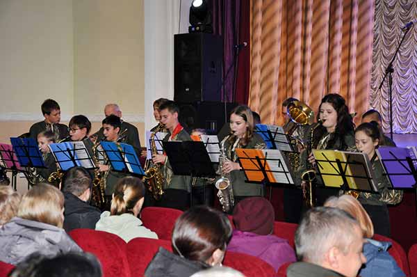 У Гребінці вшанували мужність воїнів та незламність волонтерів