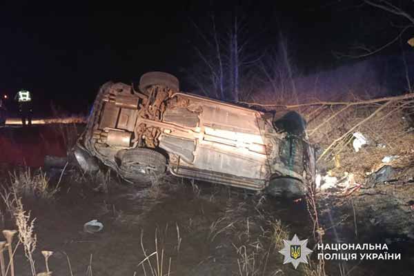 На Полтавщині автомобіль Volvo злетів з дороги та врізало...