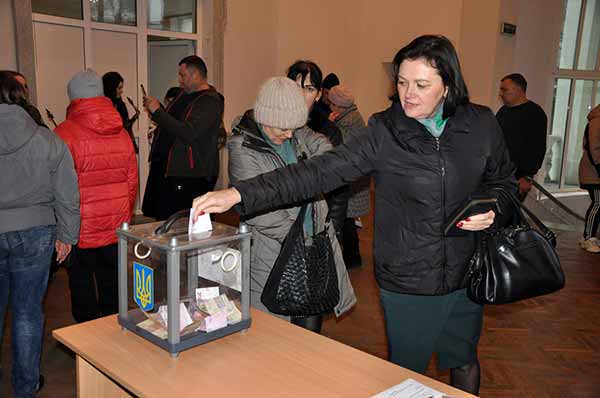 У Гребінці вшанували мужність воїнів та незламність волонтерів