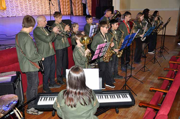 У Гребінці вшанували мужність воїнів та незламність волонтерів