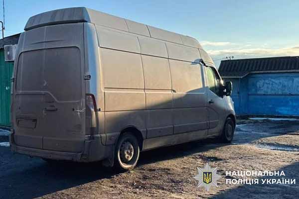 На Полтавщині мікроавтобус, рухаючись заднім ходом, наїха...