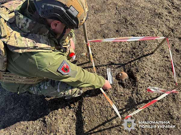 Поліцейський вибухотехнік на місці виявлення ракети Поліцейський вибухотехнік на місці виявлення ракети
